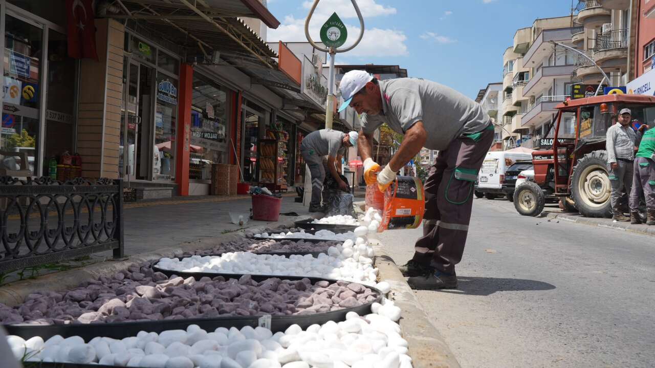 Yatağan’da Cumhuriyet Caddesi Yenileniyor: Kuru Peyzaj Çalışmaları Sürüyor 1